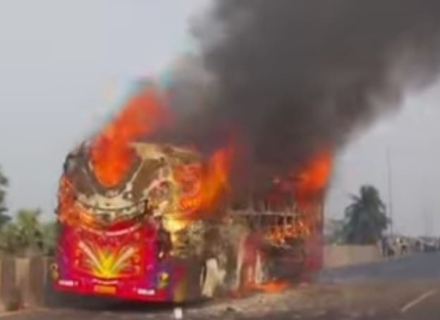 বর্ধমানে জাতীয় সড়কে বরযাত্রী বাহী বাসে ভয়াবহ অগ্নিকাণ্ড,পুড়ে খাক হল গোটা বাস 