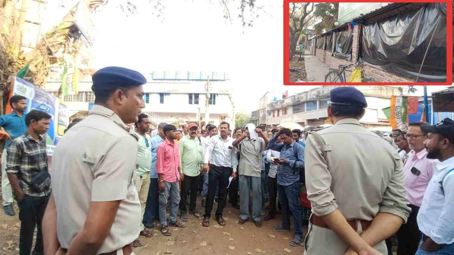 ভাতার বিডিও অফিসের সামনে টাঙানো মুখ্যমন্ত্রীর ছবি দেওয়া সরকারি প্রকল্পের সাইনবোর্ড খোলার দাবিতে সিপিএমের বিক্ষোভ 