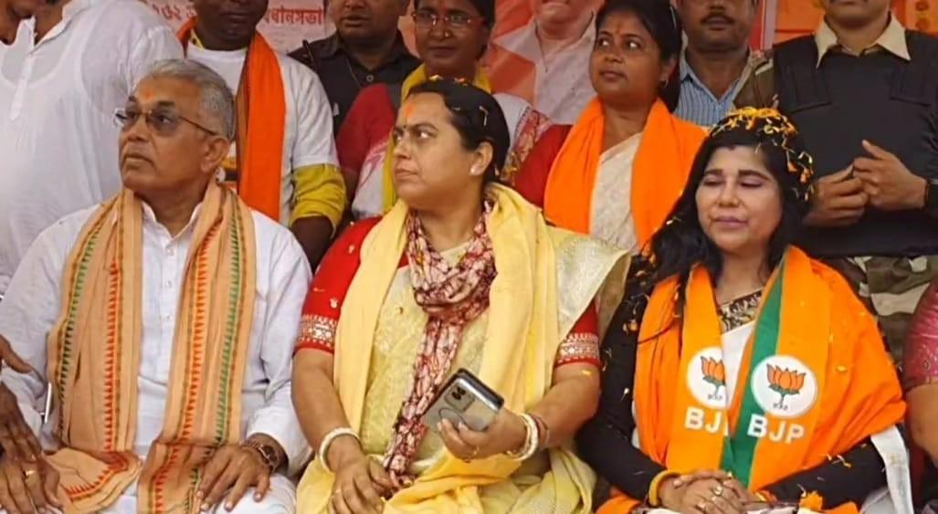 “মমতা ব্যানার্জির খিচুড়ি পাকানো অভ্যাস,মে মাসের পর কালীঘাটে খিচুড়ি পাকাতে হবে বলে এখন থেকে অভ্যাস করছেন” : দিলীপ ঘোষ 