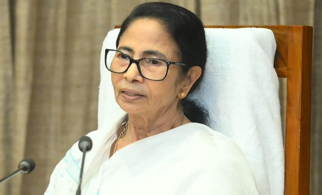 ভোটের নির্ঘন্ট প্রকাশের কয়েক ঘন্টা আগেই চলতি মাস থেকেই সরকারি কর্মীদের ডিএ দেওয়ার কথা ঘোষণা করলেন মুখ্যমন্ত্রী মমতা ব্যানার্জি 