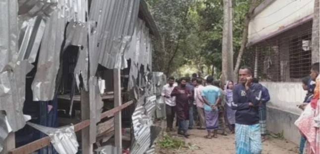 ঈদের নামাজের পরেই রক্তক্ষয়ী সংঘর্ষে জড়াল দুই গ্রামের লোকজন,আহত ৩০ ; বাড়িঘর ভাঙচুর, দেদার লুটপাট