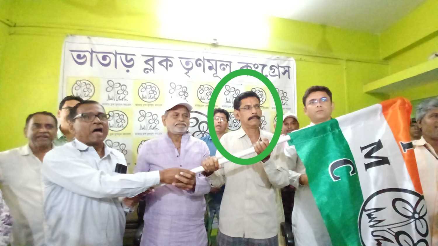 ভোটের মুখেই তৃণমূলে যোগ দিলেন ভাতারে সিপিএমের দাপুটে নেতা ; জার্সি পালটেই বললেন : “সি পি এম আর খেটে খাওয়া মানুষের দল নেই” 