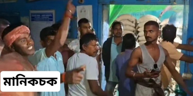 হোলির রাতে মালদার মানিকচকে প্রতিবেশী কিশোরের চালানো গুলিতে আহত ৪ ; গনধোলাইয়ে মৃত্যু গুলি চালনার সঙ্গে যুক্ত কিশোরের বাবার