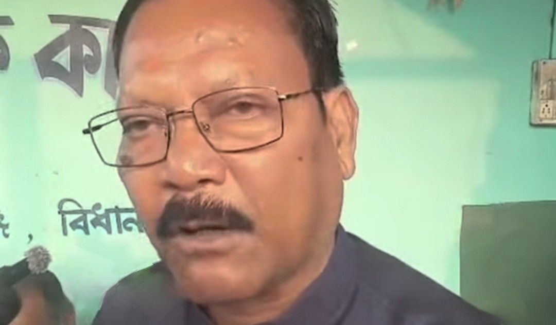 টাকার কাছে হেরে গেলাম, নিশ্চয়ই কোন লিডারের টাকা এমন দিয়েছে তাই…. ” : টিকিট না পেয়ে বললেন রাজগঞ্জের তৃণমূলের বিধায়ী বিধায়ক খগেশ্বর রায় ; ছাড়লেন দলীয় পদ 