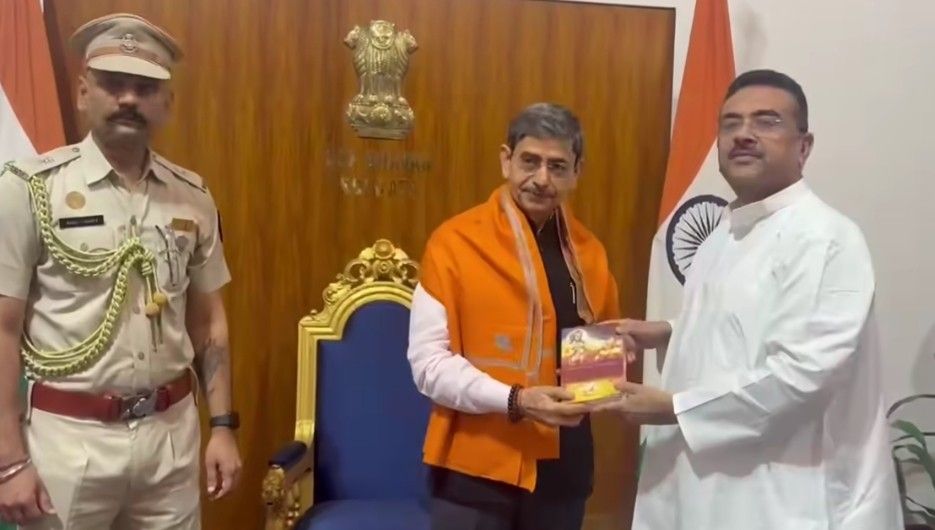 নতুন রাজ্যপালের হাতে শ্রীমদভগবদগীতা তুলে দিলেন শুভেন্দু অধিকারী ; ‘কুরুক্ষেত্রের যুদ্ধে’র ইঙ্গিত দিলেন না তো ?  