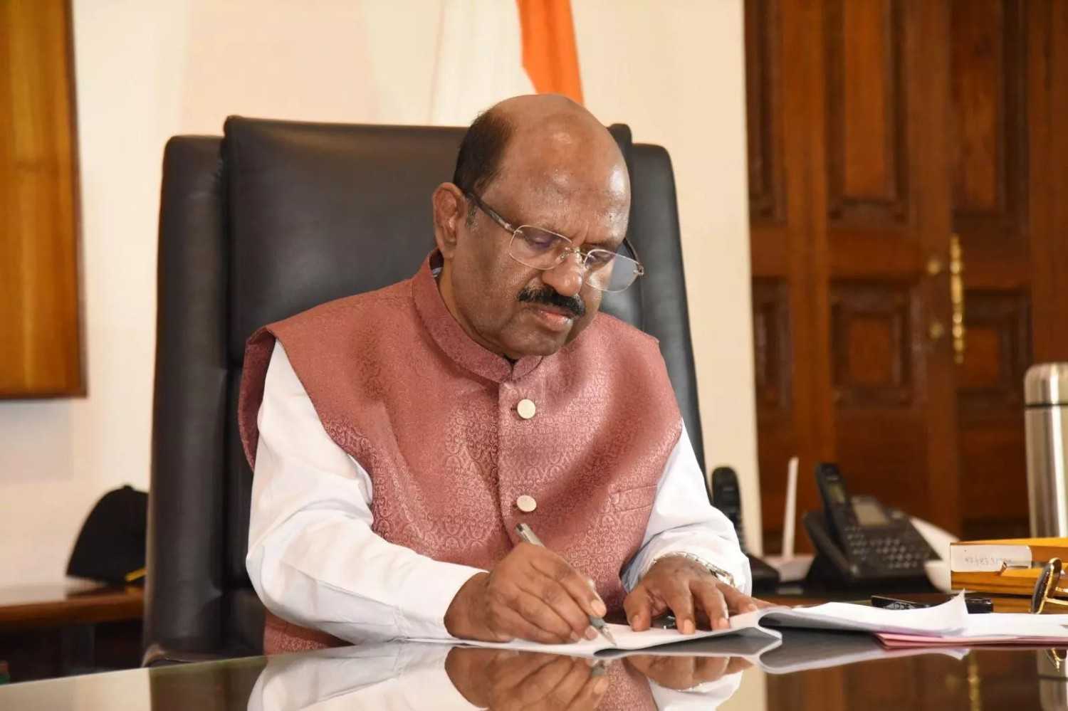 অজ্ঞাত কারনে হঠাৎ পদত্যাগ করলেন রাজ্যপাল সিভি আনন্দ বোস ; নেপথ্যে তৃণমূলের হাত দেখছে বিজেপি