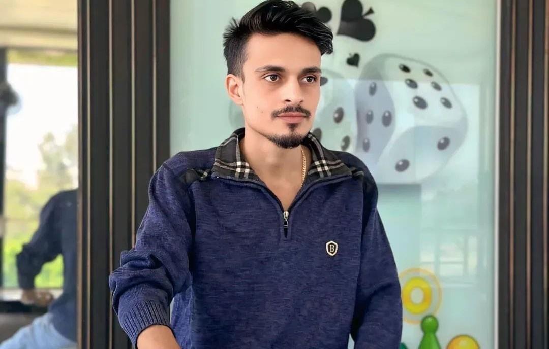 কাপড় ব্যবসায়ী মোনিস খান হিন্দু কিশোরীকে প্রেমের ফাঁধে ফেলে ধর্ষণ ও অশ্লীল ভিডিও তৈরি করে ব্ল্যাকমেল করছিল, মেয়েটি বাড়ির  মাটির ভাঁড় ভেঙে ৫০,০০০ টাকা  দিতে বাধ্য হয় 