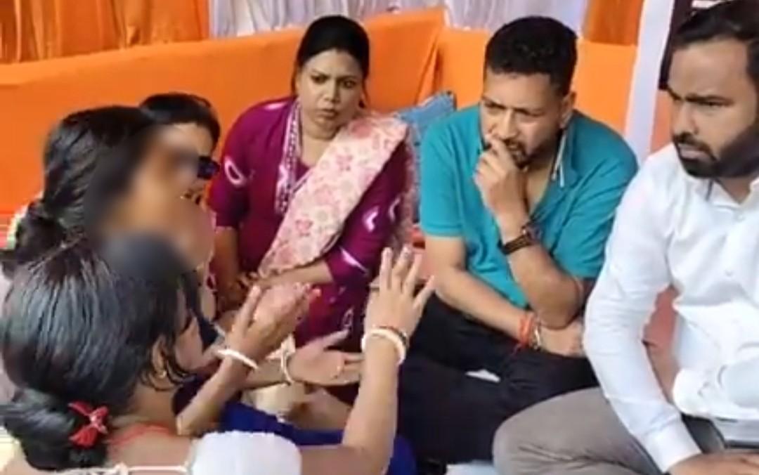 কিশোরীর আত্মহত্যার ঘটনায় অভিযুক্ত গৃহশিক্ষক আমির আলীর “ফাঁসির বদলে ফাঁসি”  চাইলেন সাংসদ রাজু বিস্ত ; গ্রেপ্তারের দাবিতে রাতভর ধর্ণায়  বিধায়ক শঙ্কর ঘোষ, আজ সন্ধ্যায় “জাস্টিস ফর প্রার্থনা” ব্যানারে মোমবাতি মিছিলের ডাক দিলেন 