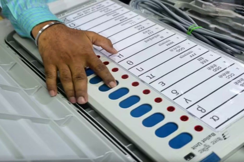টেপ, আঠা, কালি, সুগন্ধি, রাসায়নিক পদার্থ প্রভৃতি ইভিএমে লাগালেই বিপদে পড়বেন ! কাল ১৫২টি আসনে ভোটগ্রহণের আগে ‘বহিরাগত নেতা’দের বাংলা ছাড়ার নির্দেশ দিয়েছে নির্বাচন কমিশন 
