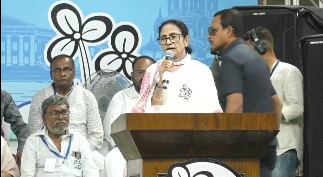 প্রধানমন্ত্রী ও কেন্দ্রীর অর্থমন্ত্রীর বিরুদ্ধে এফআইআর দায়ের করার নির্দেশ দিলেন মুখ্যমন্ত্রী