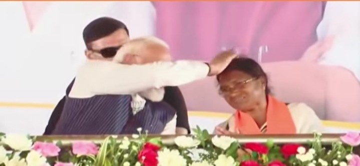 আরজি করের অভয়ার মা’য়ের মাথায় সস্নেহে হাত বুলিয়ে দিলেন প্রধানমন্ত্রী ; বললেন : “তৃণমূলের মহা জঙ্গল রাজ’ শাসনের অবসান ঘটে গেছে” 