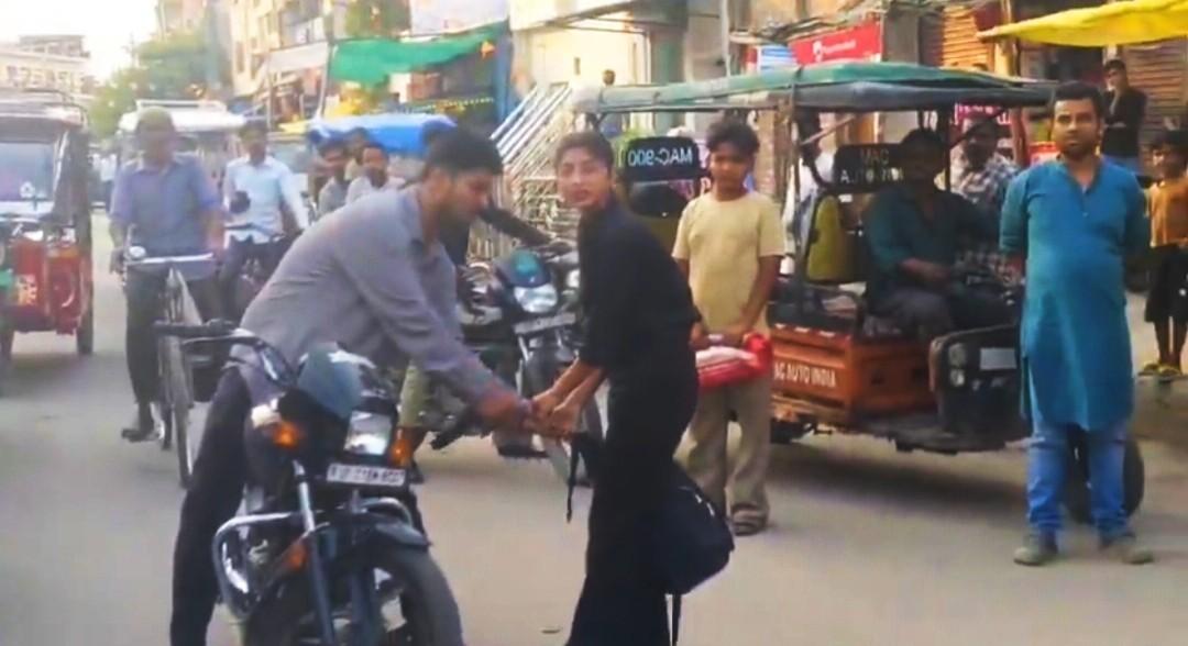 ইউপির ফতেহপুরে প্রকাশ্য রাস্তায় তরুনীকে অপহরণের চেষ্টা, গ্রেপ্তার আমন সৈয়দ নামে এক যুবক 