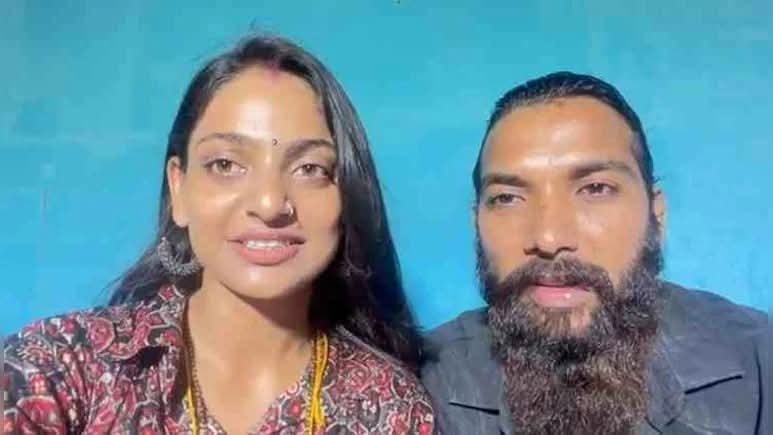 ‘কুম্ভ ভাইরাল গার্ল’ মোনালিসা স্বামীকে ছেড়ে পালিয়েছে ; স্বামী ফরমান খান হন্যে হয়ে খুঁজছে তাকে 