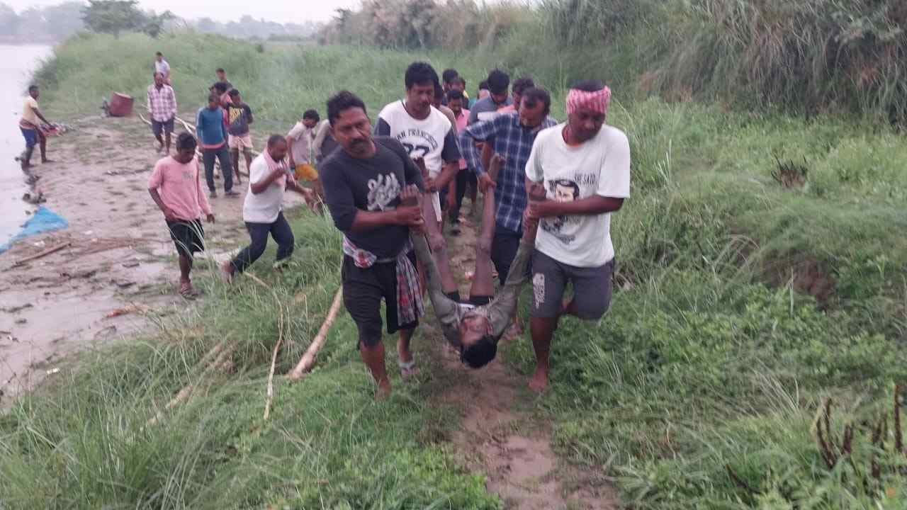 বালি মাফিয়ার হয়ে কেতুগ্রামে ভাগীরথীর ঘাটে অবৈধভাবে বালি তুলে ফেরার সময় বালিবোঝাই নৌকা উল্টে ২ শ্রমিকের মৃত্যু 