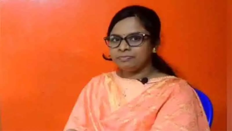 তৃণমূলের হয়ে প্রচারের অভিযোগে পূর্ব বর্ধমানের খণ্ডঘোষের এআরও জ্যোৎস্না খাতুনকে সাসপেন্ড করল নির্বাচন কমিশন