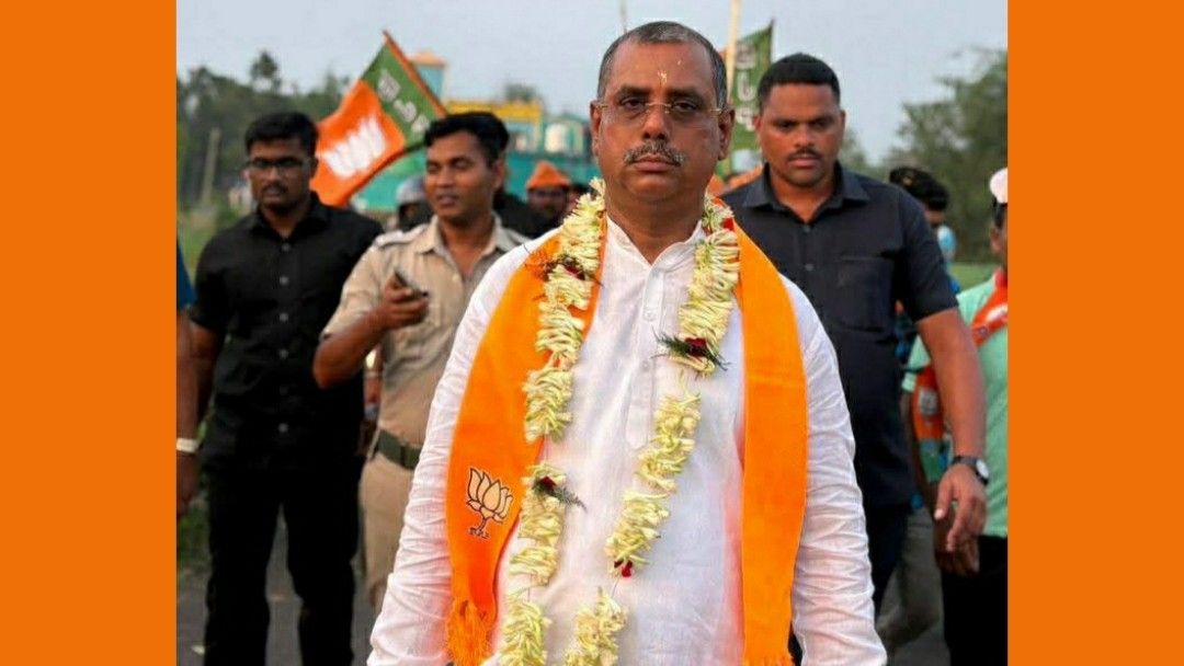 আক্রান্ত হওয়ার আশঙ্কায় মহারাষ্ট্রের থেকে আনা চারজন  বাউন্সারকে সঙ্গে নিয়ে ভোটের প্রচারে বের হচ্ছেন বিজেপি প্রার্থী  