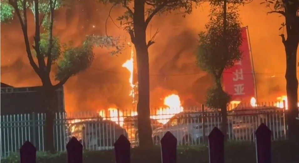 চীনে ভয়াবহ আগুনে BYD কোম্পানির বহু বৈদ্যুতিক গাড়ি ভস্মীভূত; কোনো হতাহতের খবর পাওয়া যায়নি 