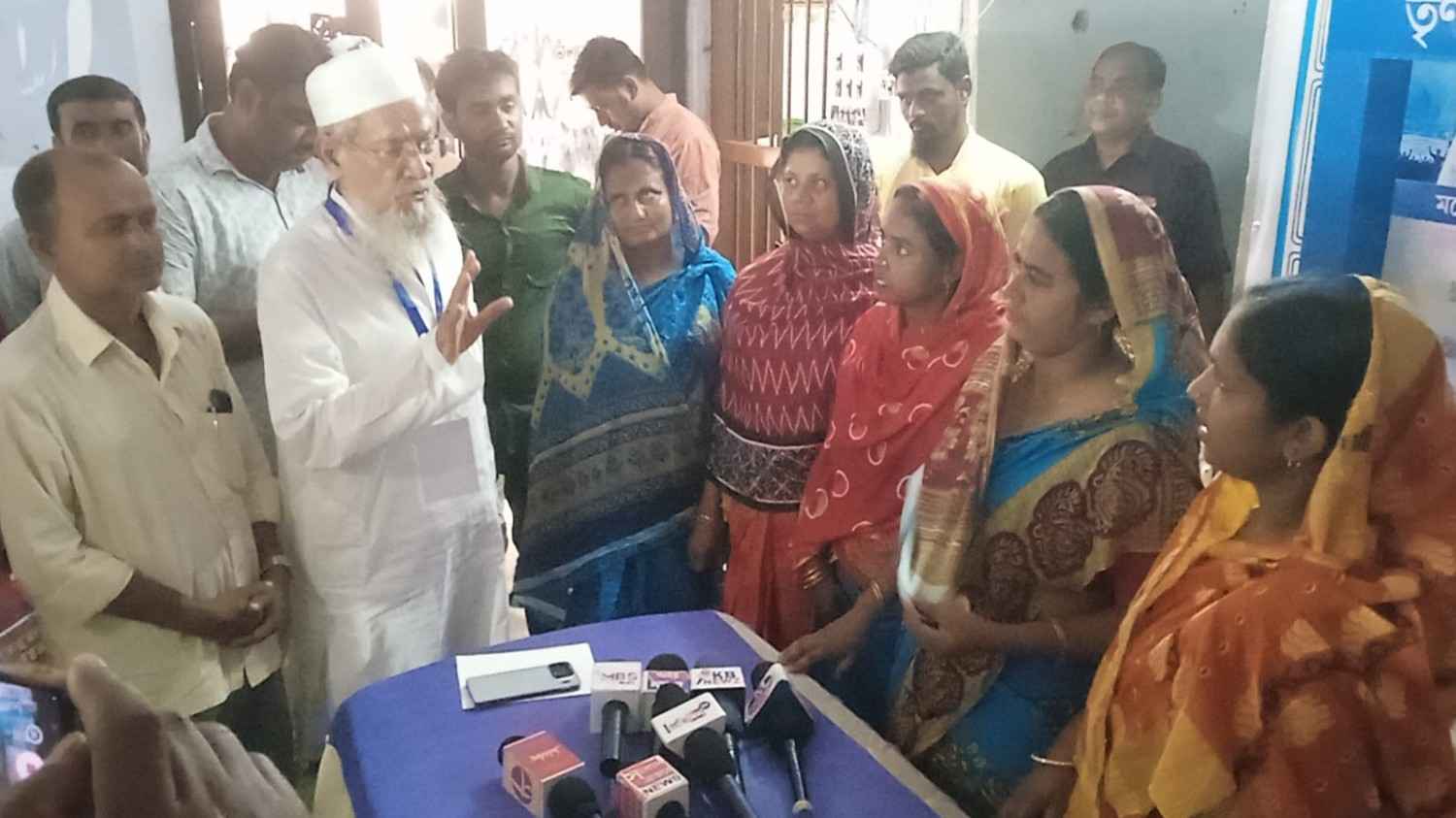 “বাড়ি বাড়ি গিয়ে মুসলিম মহিলাদের টিএমসিকে ভোট দিলে পিঠের চামড়া তুলে নেওয়ার হুমকি দিচ্ছেন আইসি” : সিদ্দিকুল্লা চৌধুরীর চাঞ্চল্যকর অভিযোগ ; বিজেপির কটাক্ষ : “পরাজয়ের আভাস পেয়ে মিথ্যা নাটক” 