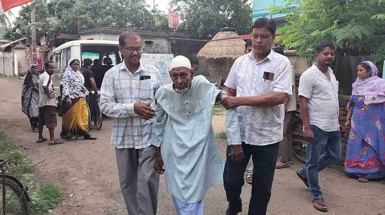 ছেলেদের ভরসাতেই বুথে পৌছালেন শতায়ু পার করা বৃদ্ধ শেখ ইব্রাহিম, দিলেন ভোট 