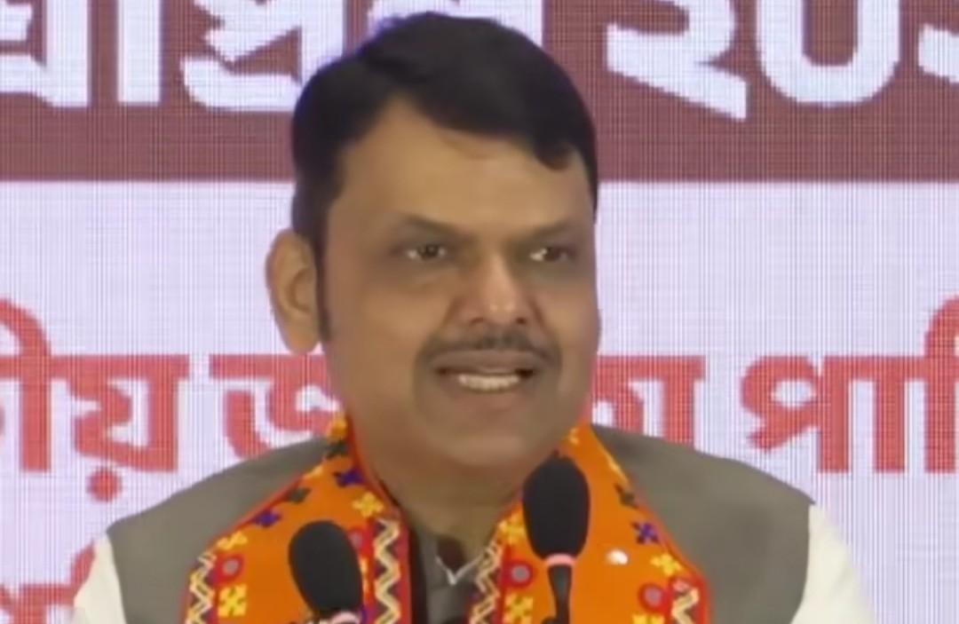 ‘পশ্চিমবঙ্গ থেকে শিল্প চলে যাচ্ছে মহারাষ্ট্রে,এই প্রবণতা বদলাতে হবে’ : দেবেন্দ্র ফড়নবিশ