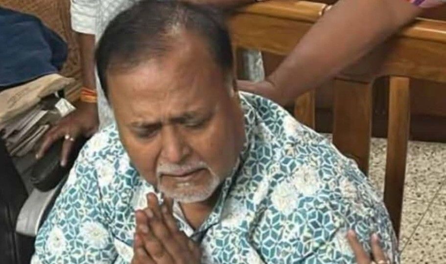 নিয়োগ দুর্নীতি মামলায় পার্থ চ্যাটার্জির বাড়িতে ইডির হানা 