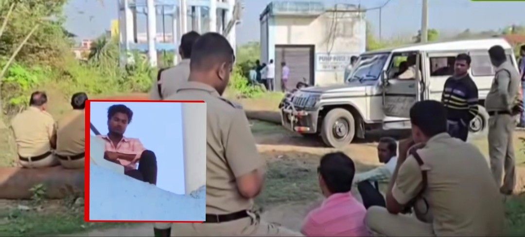 বিয়ে দেওয়ার দাবিতে জলের ট্যাঙ্কের উপর ঠায় বসে আছে যুবক, অতান্তরে পরিবার ও পুলিশ, তোলপাড় পুরুলিয়া 