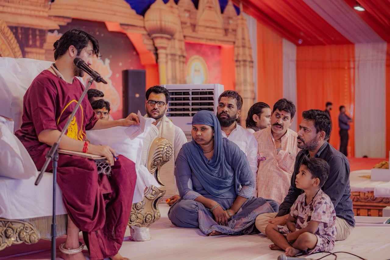 স্বামী আনোয়ার হলেন সন্তোষ ও স্ত্রী হলেন প্রিয়া : ছত্তিশগড়ে বাবা বাগেশ্বরের মঞ্চে সনাতন ধর্মে ধর্মান্তরিত হল এক মুসলিম পরিবার