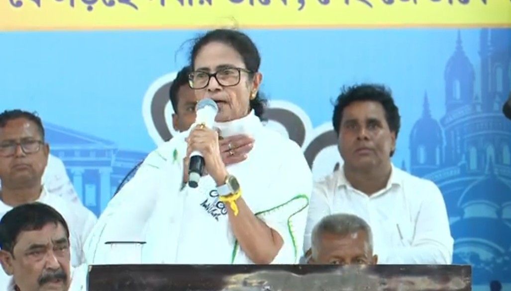 মোদীর ঝালমুড়ি খাওয়াকে ‘নাটক’ বললেন মমতা 