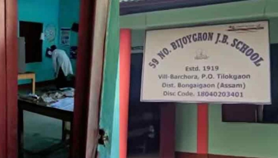 ভোটারদের দাঁড় করিয়ে রেখে নামাজ, আসাম নির্বাচনে মুসলিম পোলিং অফিসারের কর্মকাণ্ডের জেরে ক্ষোভের বিস্ফোরণ 