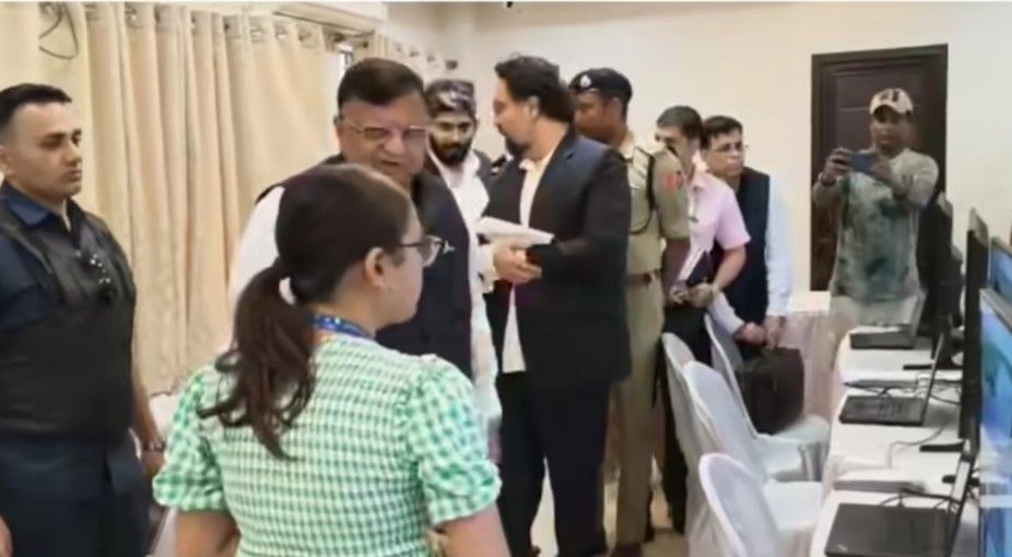 বুথের ১০০ মিটারের মধ্যে কেন্দ্রীয় বাহিনী ছাড়া অন্য কারোর নো এন্ট্রি : ফের স্পষ্ট করে দিলেন মনোজ আগরওয়াল