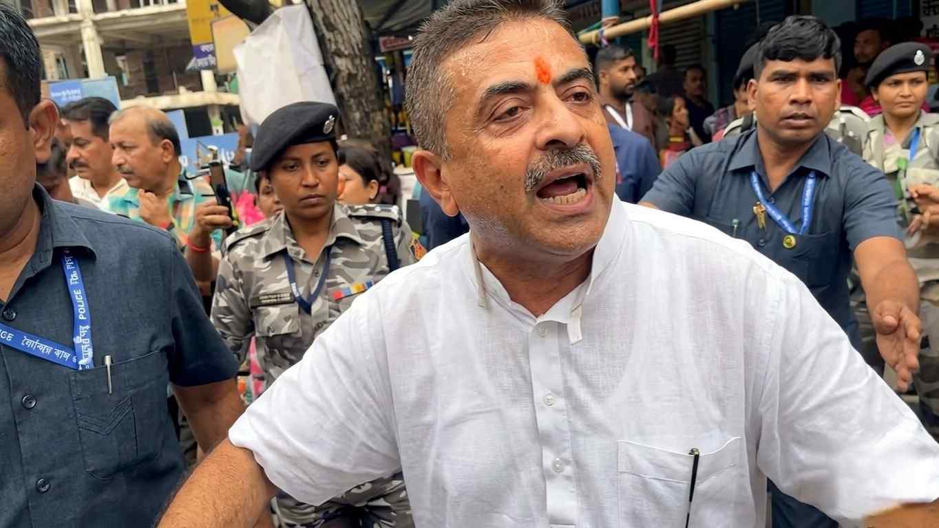 “জয় বাংলা” শ্লোগান দেওয়া তৃণমূল কর্মীদের পিছু ধাওয়া করলেন শুভেন্দু ; বললেন : “ওরা সব বাংলাদেশি মুসলিম, কালীঘাটের নালায় ফেলে দিয়ে এসেছি” 