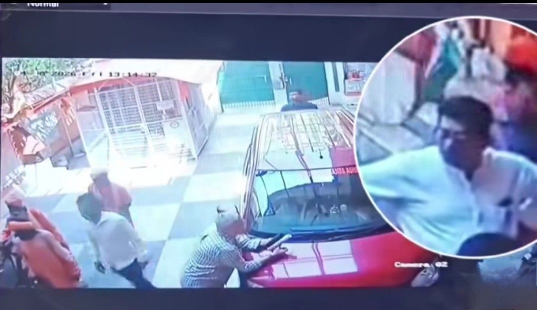 আশ্রমে দলীয় পতাকা হাতে ঢুকে সাধুসন্তদের ‘ঘাড় ধাক্কা দিয়ে’ বের করে দেওয়ার অভিযোগ তৃণমূল কাউন্সিলর ও তার দুষ্কৃতী বাহিনীর বিরুদ্ধে, ভিডিও শেয়ার করে শুভেন্দু বললেন : ‘কথা দিলাম,৪ঠা মে-র পর প্রতিটি অন্যায়ের হিসাব হবে’