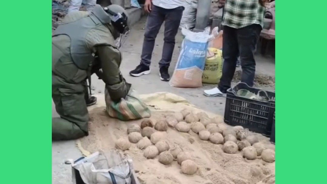 ভাঙড়ে তৃণমূল কর্মীর বাড়ি সংলগ্ন এলাকা থেকে ১০০ তাজা বোমা উদ্ধার 