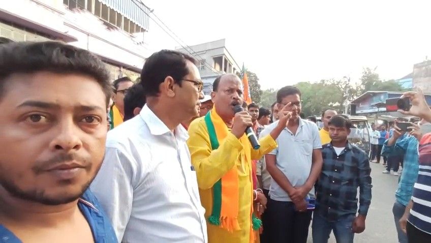 “কালসাপ” তৃণমূলের “ধর্ষণ যন্ত্র কেটে ঝুলিয়ে দেওয়া”র হুমকি দিলেন বিজেপি নেতা 