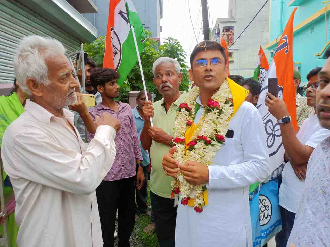 প্রচারে বেড়িয়ে ভোটার তালিকায় নাম “ডিলিট” হয়ে যাওয়া প্রাক্তন সেনাকর্মীকে সমবেদনা জানালেন ভাতারের তৃণমূল প্রার্থী শান্তনু কোঁয়ার  