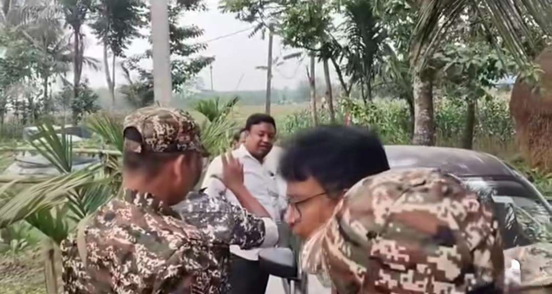 বয়স্ক ভোটারদের প্রভাবিত করতে এসে তাড়া খেয়ে পালালো তৃণমূল নেতা 