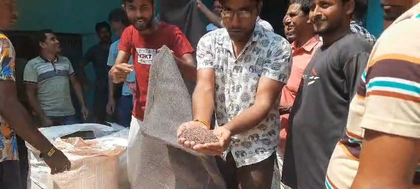 লুট করা বিপুল ত্রাণসামগ্রী সহ আটক কাটোয়ার হেভিওয়েট তৃণমূল নেতা ও পঞ্চায়েত সদস্যার স্বামী ; ধরিয়ে দিল গ্রামবাসী 