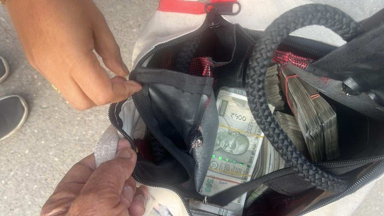 ইডির অভিযানের ভয়ে পাঞ্জাবের  মুখ্যমন্ত্রী ভগবন্ত মানের পিএ ৯ তলা থেকে ছুঁড়ে ফেল দিলেন ২১ লক্ষ টাকা ভর্তি ব্যাগ 