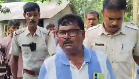 তৃণমূল নেতাকে মধুচক্র থেকে হাতেনাতে ধরে ঘাড় ধাক্কা দিতে দিতে থানায় নিয়ে গেল পুলিশ 
