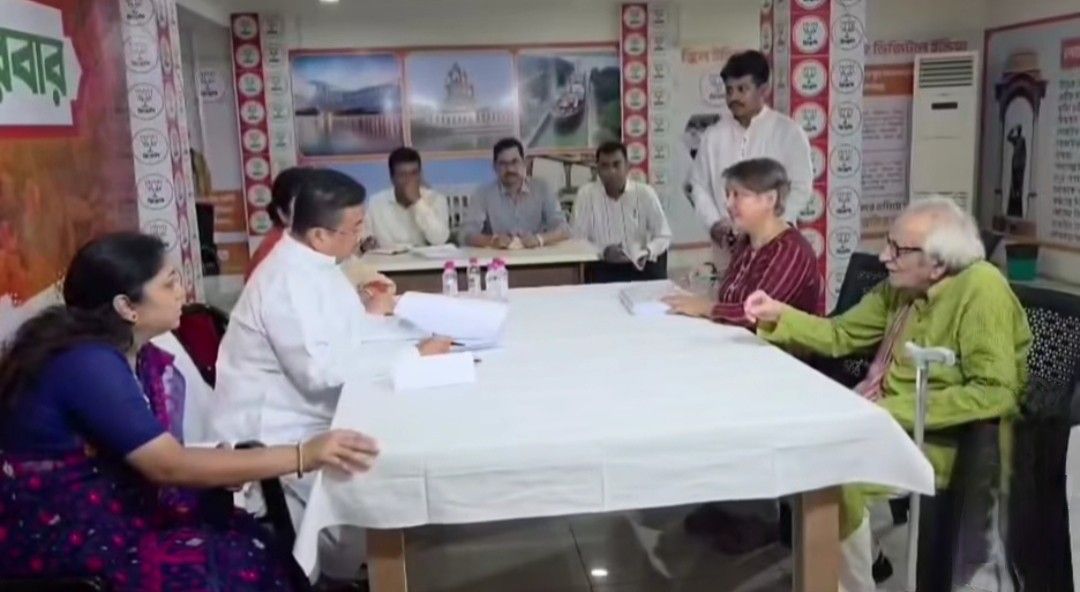 সোনা পাপ্পুদের প্রতারণায় গৃহহীন বৃদ্ধ দম্পতি থেকে শুরু করে চাকুরীহারা, ‘জনতার দরবারে’ অভিযোগ গ্রহণ করলেন মুখ্যমন্ত্রী শুভেন্দু অধিকারী 