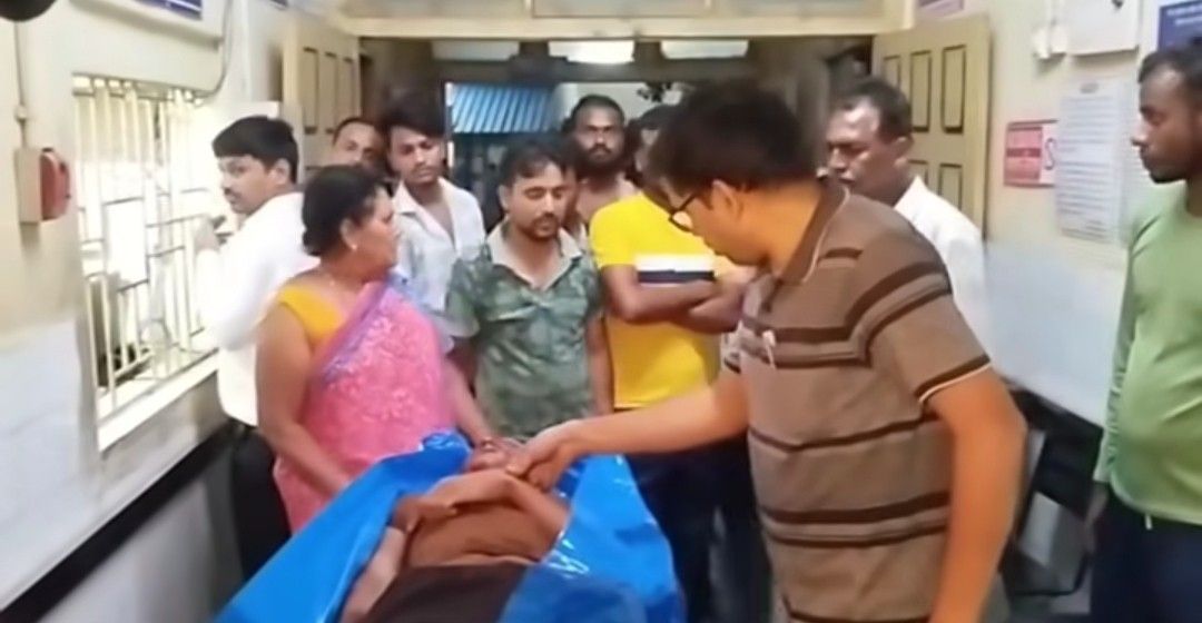 কাটোয়ায় কলেজ ছাত্রকে কুপিয়ে খুন, খুনের কারন নিয়ে ধন্দ্ব 