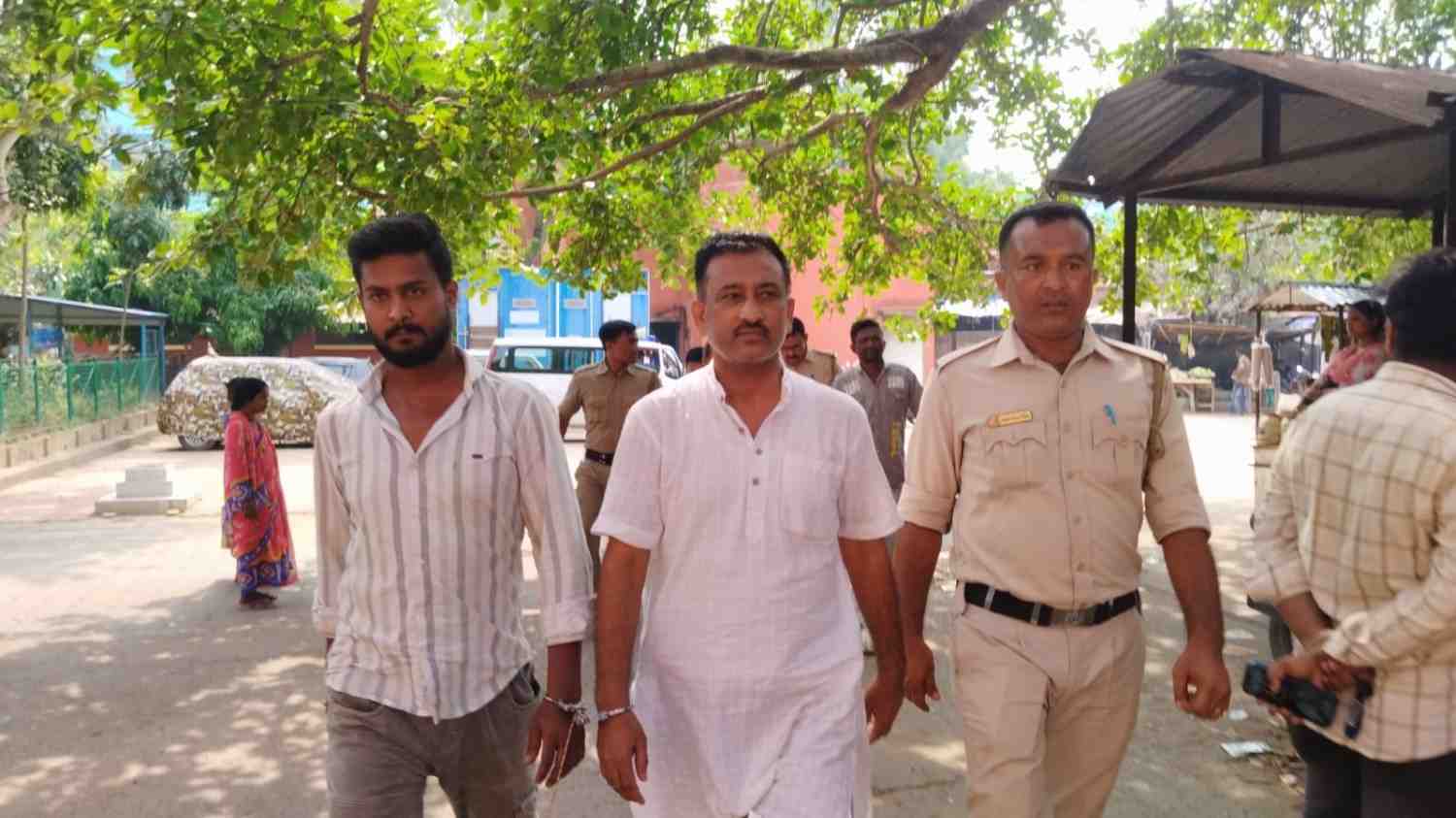 কেতুগ্রামের প্রাক্তন টিএমসি বিধায়ক শেখ সাহনাওয়াজ ঘনিষ্ঠ নেতাসহ ৩ জনকে আগ্নেয়াস্ত্রসহ পাকড়াও করল পুলিশ 
