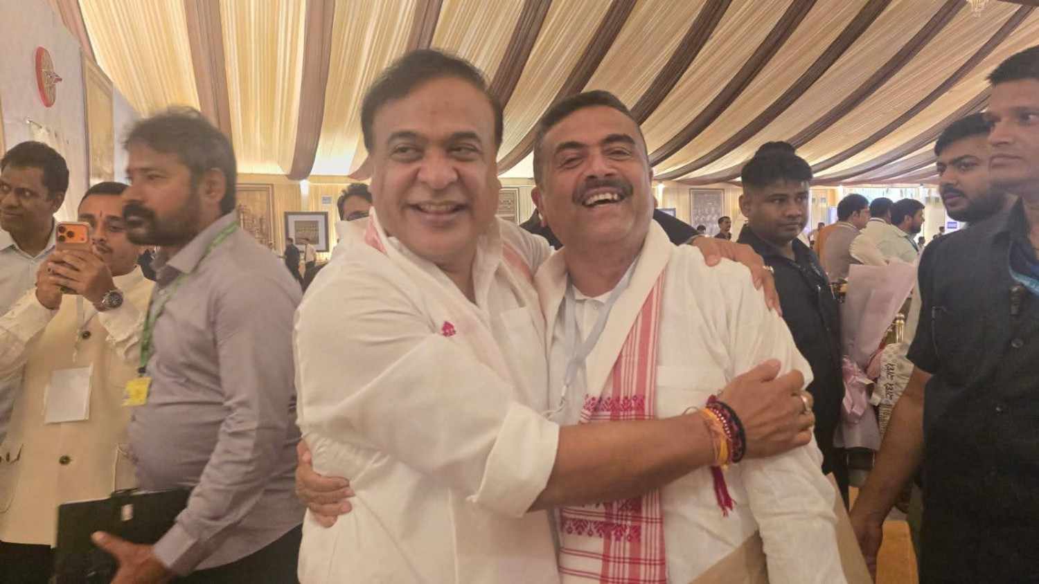 ‘বাংলাদেশি অনুপ্রবেশকারীদের  দুঃসময় শুরু হয়ে গেছে…’: পশ্চিমবঙ্গের মুখ্যমন্ত্রী শুভেন্দু অধিকারীর সঙ্গে হাসিমুখের ছবি শেয়ার করলেন হিমন্ত বিশ্ব শর্মা 