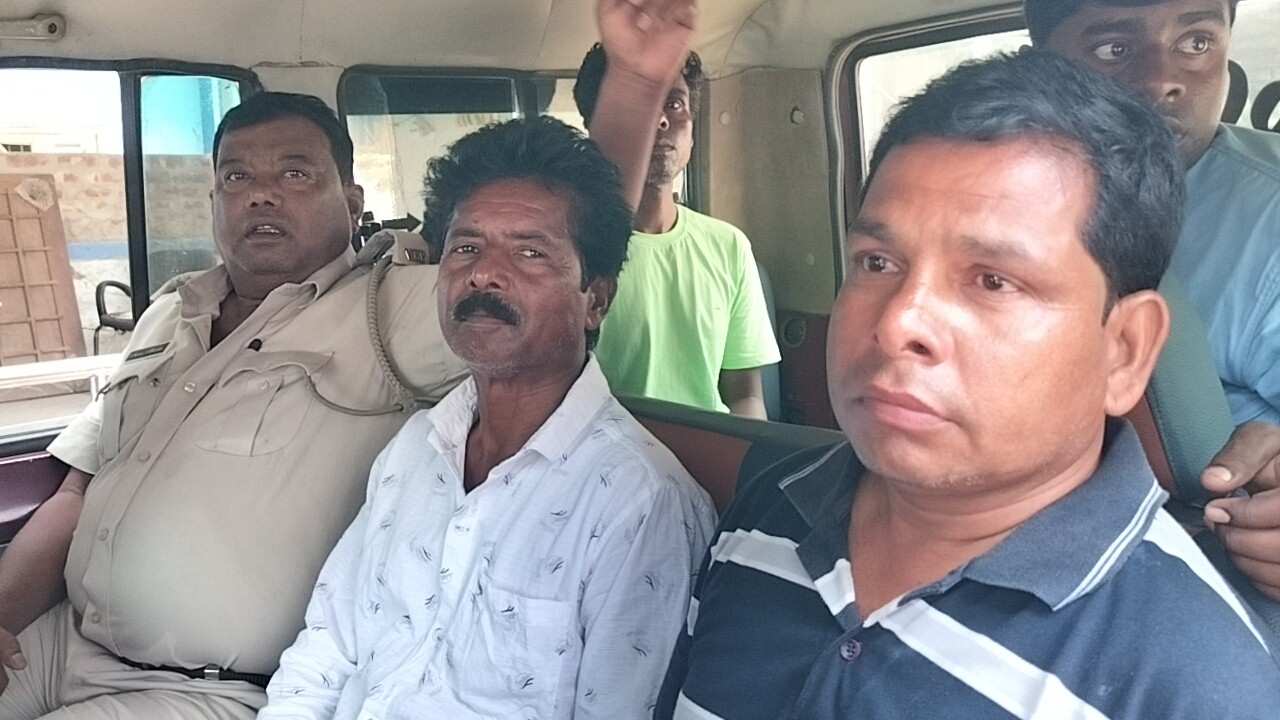 পঞ্চাশ হাজার টাকা তোলা চেয়ে না পেয়ে ব্যবসায়ীকে মারধর ও প্রাণনাশের হুমকি,গ্রেপ্তার দুই তৃণমূল নেতা