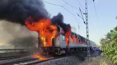 রাজধানী এক্সপ্রেস ট্রেনে ভয়াবহ আগুন,বরাত জোরে বাঁচলো ৬৮ জন যাত্রী