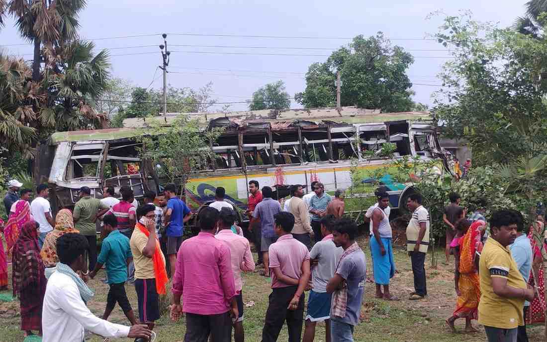 পুরুলিয়া বলরামপুরে জাতীয় সড়কে বাস-ট্রাক মুখোমুখি সংঘর্ষ, আহত অন্তত ২০ 