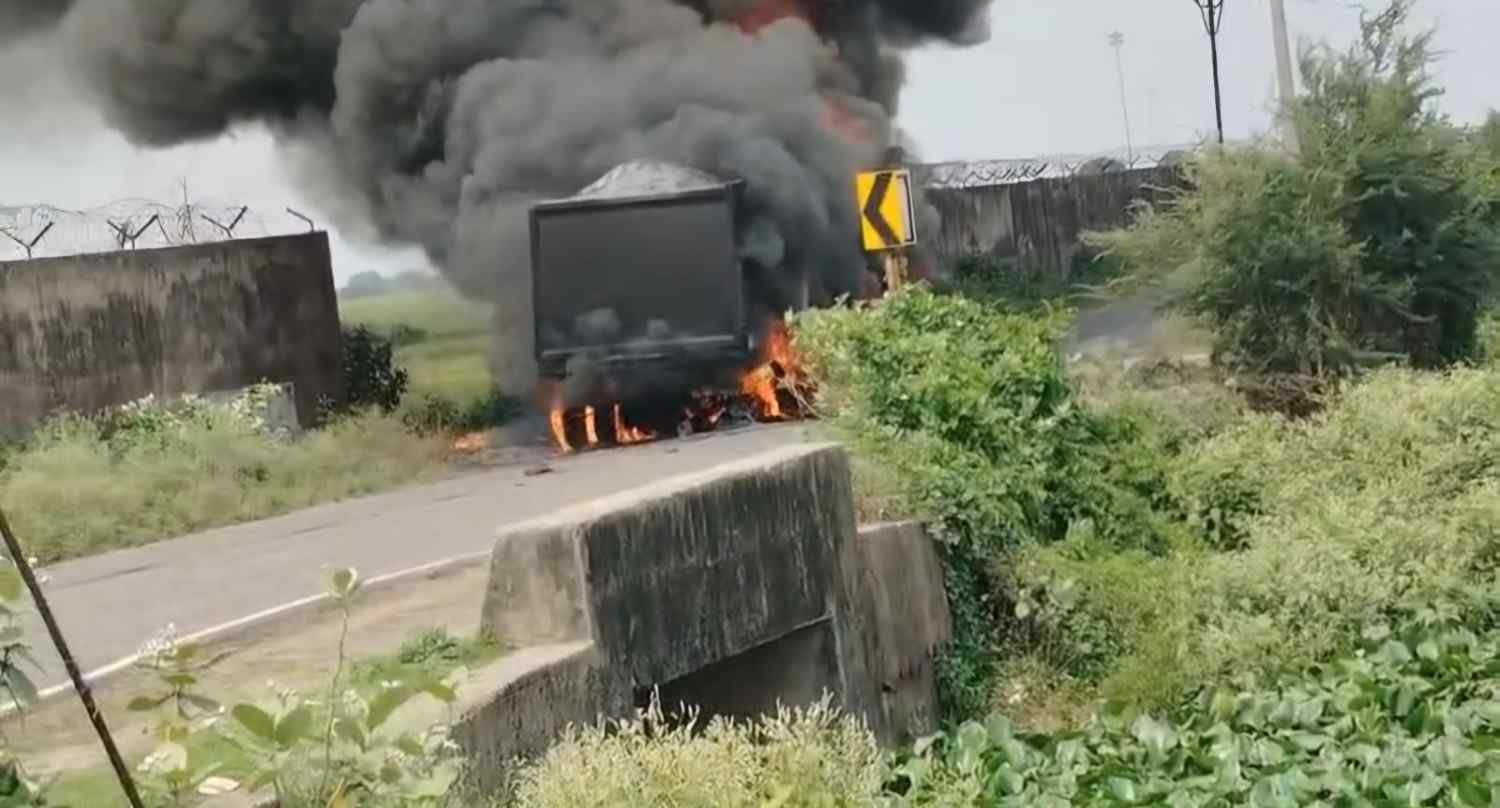 টায়ার ফেটে আগুন লেগে দাউদাউ করলে জ্বললো ছাই বোঝাই ডাম্পার 