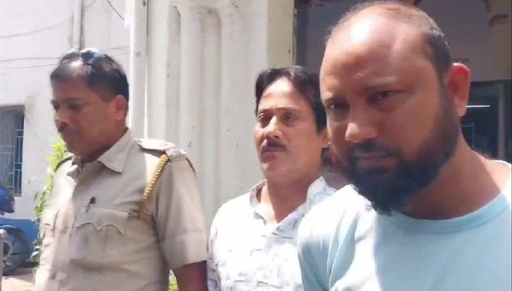 কাটমানি আদায় ও আগ্নেয়াস্ত্র দিয়ে ভয় দেখিয়েঅন্যের জমি দখলের অভিযোগে গ্রেপ্তার বর্ধমান পুরসভার কাউন্সিলার সাহাবুদ্দিন খানসহ দু’জন