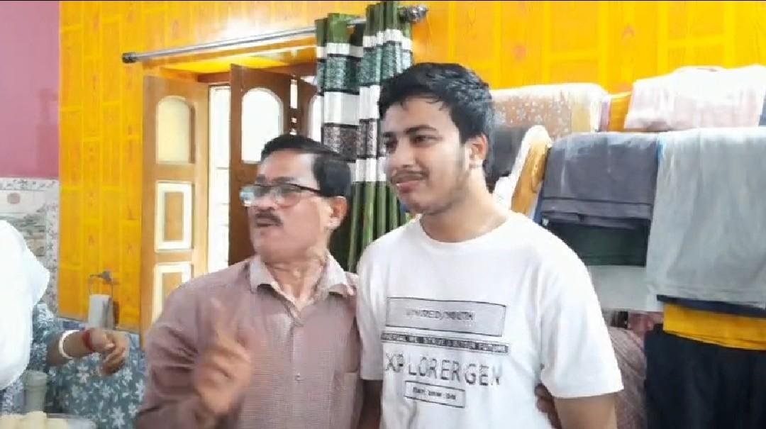 মাধ্যমিকে যুগ্মভাবে ষষ্ঠ স্থান দখল করল কাটোয়ার সৌমাল্য ; লক্ষ্য চিকিৎসক হওয়া 