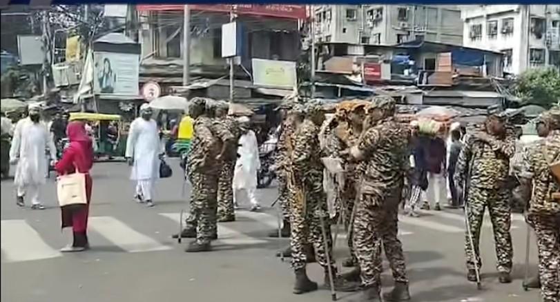 রাজাবাজারে পথ অবরোধ করে নামাজ পড়া রুখে দিল পুলিশ 